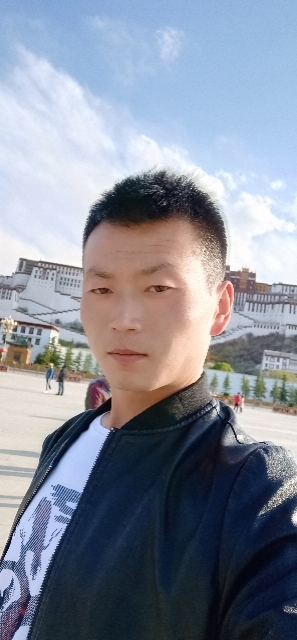 阳光下的小草的第二张照片--淮安相亲服务中心