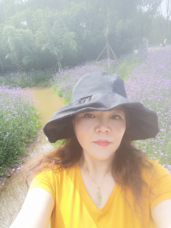 宛霞的第三张照片--淮安相亲服务中心